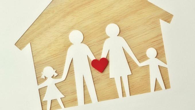 عائلة ورقية على منزل خشبي ، تحمل القلب لتمثيل الحب والدعم والمساعدة ADHD