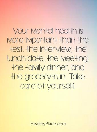 اقتباس عن الصحة العقلية - إن صحتك العقلية أهم من الاختبار والمقابلة وتاريخ الغداء والاجتماع وعشاء الأسرة وإدارة البقالة. اعتني بنفسك.