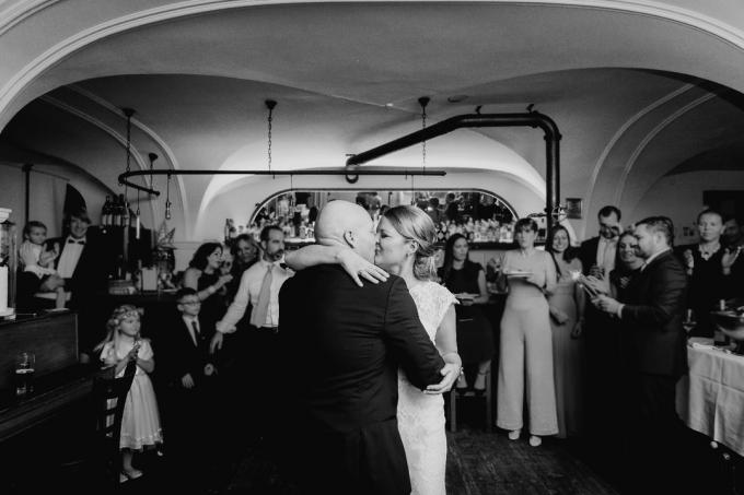 المؤلف والزوجة الرقص في حفل الزفاف