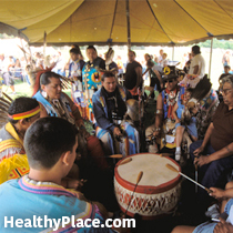 احتياجات الصحة العقلية للمجتمع الأمريكي الأصلي تدور حول ثلاثة مواضيع رئيسية. المجتمعات الأمريكية الأصلية تستحق رعاية صحية أفضل. اقرا هذا.