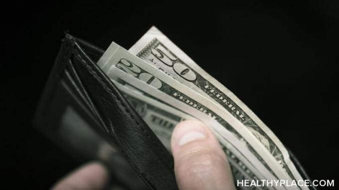 يشعر الكثير من الناس بالقلق من المال - إذا كنت تعاني من اضطراب القلق ، فقد يكون ذلك صعباً للغاية. أقارن القلق بشأن المال بالتكديس في HealthyPlace.