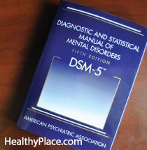 هناك أربعة أنواع من أعراض اضطراب ما بعد الصدمة في DSM ، ولكن هل توجد أعراض اضطراب ما بعد الصدمة مفقودة من DSM-5؟ تحقق من الأعراض الإضافية للأشخاص الذين يعانون من اضطراب ما بعد الصدمة.