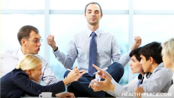 هل يضر مكان عملك بصحتك العقلية؟ تعرّف على كيفية حماية صحتك العقلية وتحسينها في العمل باستخدام هذه النصائح من HealthyPlace.