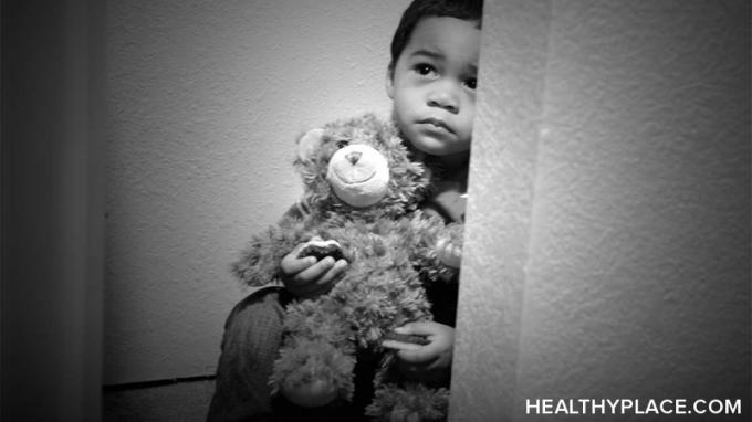 يشمل تعريف إساءة معاملة الطفل أي فعل يتسبب في ضرر جسدي أو عاطفي للطفل. الحصول على معلومات متعمقة حول إساءة معاملة الأطفال.