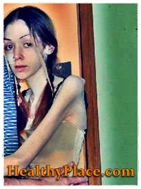 في هذه الصورة المؤذية للذات ، تتعرض فتاة مصابة بفقدان الشهية أيضًا للأذى عن طريق ضرب أجزاء جسمها وكدماتها
