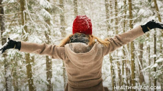 الصحة العقلية خلال فصل الشتاء يمكن أن يكون تحديا. تعلم 3 نصائح سهلة للبقاء بصحة عقلية هذا الشتاء في HealthyPlace.