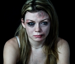 صورة لامرأة تتعرض للضرب
